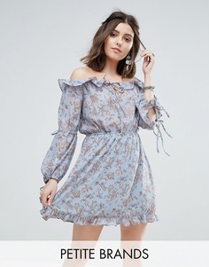 Платье с открытыми плечами, оборками и цветочным принтом Glamorous Petite - Синий