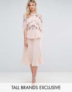 Ярусное платье миди с цветочной вышивкой, открытыми плечами и спиной Frock And Frill Tall - Розовый