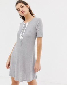 Платье-футболка со шнуровкой Glamorous-Серый
