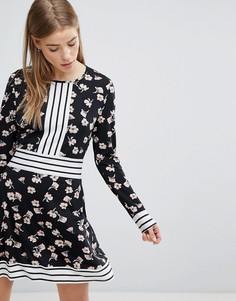 Короткое приталенное платье с цветочным принтом и контрастной отделкой полосками Yumi-Черный
