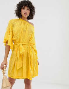 Платье мини с открытыми плечами, вышивкой и завязкой на талии Lost Ink-Желтый