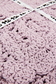 Розовый вязаный коврик Sebra