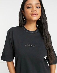 Окрашенная футболка премиум-класса черного цвета в рубчик с вышитым логотипом adidas Originals-Черный цвет