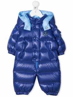 Moncler Enfant дутый комбинезон с нашивкой-логотипом