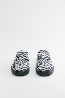 Туфли-лоферы с открытой пяткой и зебровым принтом Befree