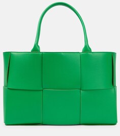 Маленькая сумка-тоут Arco из кожи Bottega Veneta, зеленый