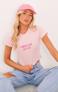 PrettyLittleThing Розовая укороченная футболка с принтом Lawn Club