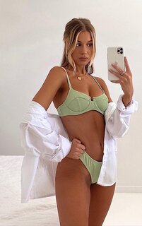 PrettyLittleThing Зелёный мини-топ бикини с жатым принтом на косточках