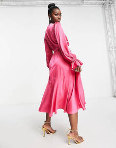 Розовое атласное платье миди с объемными рукавами и асимметричной оборкой по краю In The Style