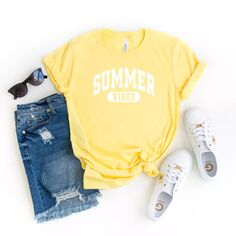 Футболка с короткими рукавами и рисунком Varsity Summer Vibes Simply Sage Market