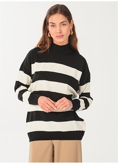 Черный женский свитер в полоску с высоким воротником NGSTYLE