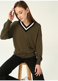 Женский свитер цвета хаки с V-образным вырезом NGSTYLE