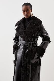Миниатюрное длинное виниловое пальто с поясом и манжетами и воротником контрастного цвета Karen Millen, черный