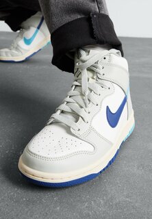 Высокие кроссовки Nike Dunk High Se (Gs) Nike, цвет summit white/baltic blue/deep royal blue/light silver