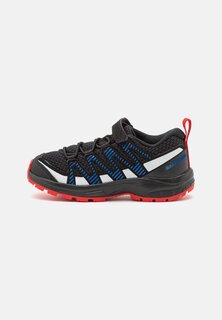 Кроссовки Xa Pro V8 Unisex Salomon, цвет black/lapis blue/fiery red