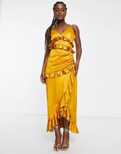 Эксклюзивное атласное платье макси In The Style асимметричного кроя с рюшами цвета охры