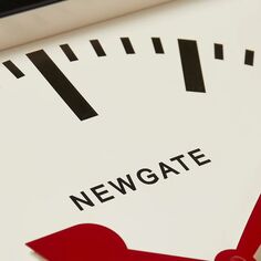 Newgate Clocks Номер пять железнодорожные настенные часы, красный