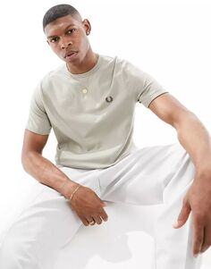 Бежевая футболка с надписью Fred Perry